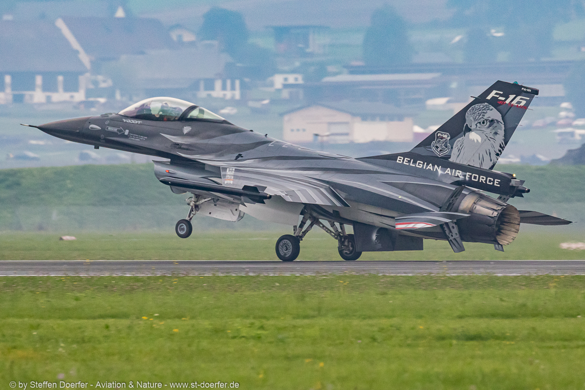 702JH3A2441